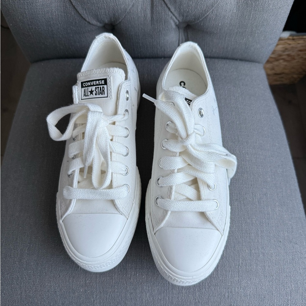 NEW Women’s Converse - Picture 4 of 9